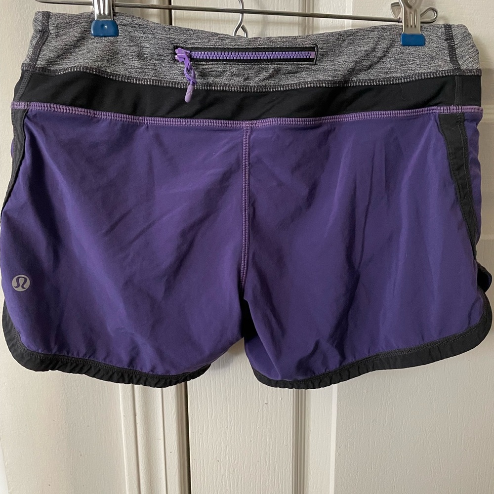 Lululemon low rise 2.5 inch purple and black trim shorts size 4